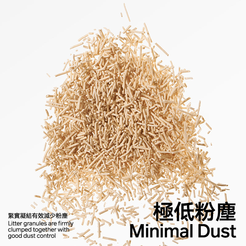 Pile of beige litter granules with text indicating minimal dust on a white background